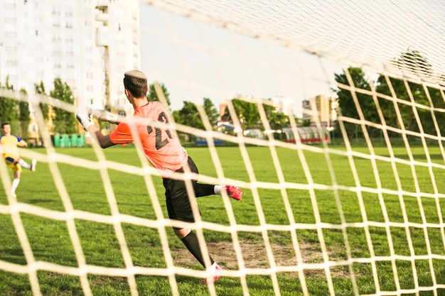 Kostenloses Foto amateurfußballkonzept mit torhüter