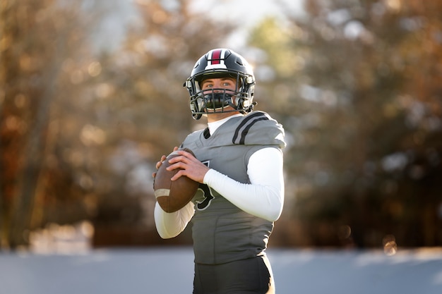 Kostenloses Foto american-football-spieler im einheitlichen training auf dem feld