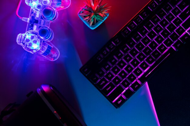 Ansicht der beleuchteten Neon-Gaming-Tastatur und des Controllers