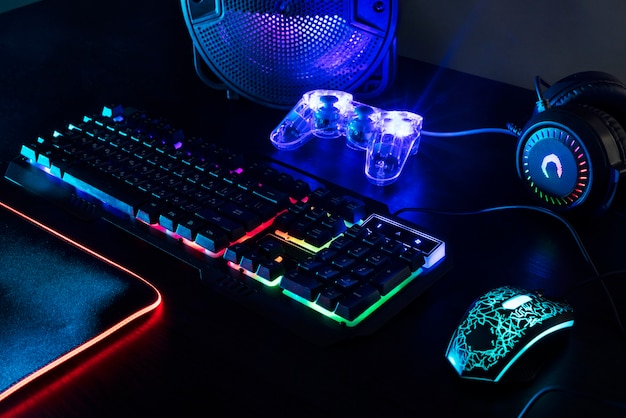 Ansicht der beleuchteten Neon-Gaming-Tastatur und des Controllers