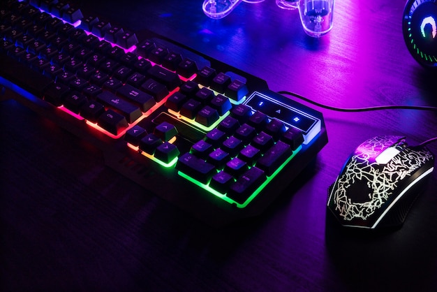 Ansicht der beleuchteten Neon-Gaming-Tastatur und des Controllers