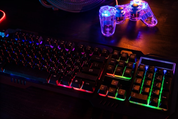 Ansicht der beleuchteten Neon-Gaming-Tastatur und des Controllers