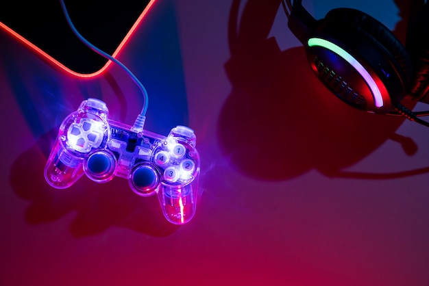 Ansicht der beleuchteten Neon-Gaming-Tastatur und des Controllers