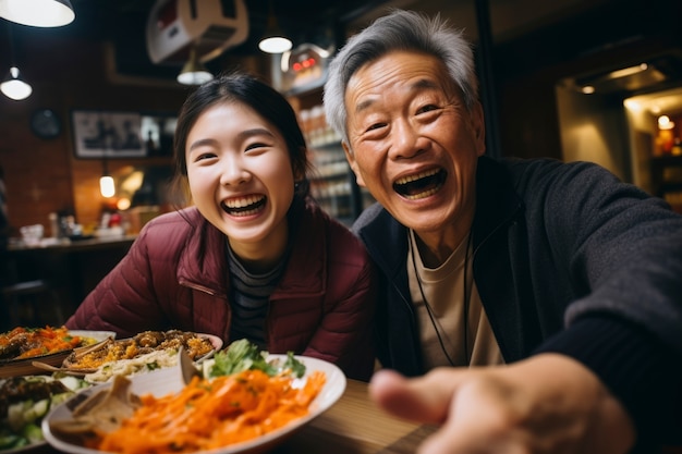 Kostenloses Foto ansicht von menschen, die am chinesischen neujahrs-wiedervereinigungsessen teilnehmen