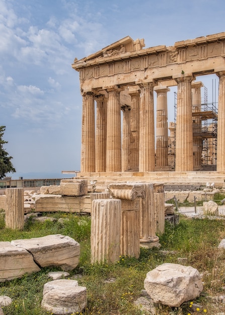 Kostenloses Foto antike griechische ruinen an der akropolis in athen griechenland