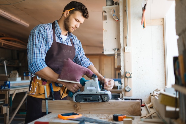 Kostenloses Foto arbeitsprozess in der werkstatt