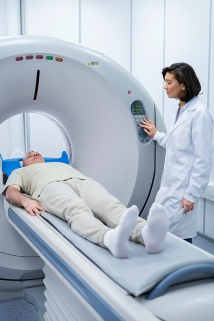 Arzt bereitet den Patienten auf den CT-Scan vor