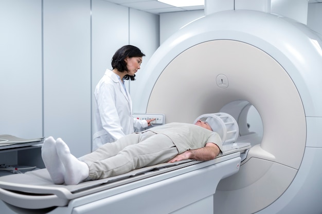 Kostenloses Foto arzt bereitet den patienten auf den ct-scan vor