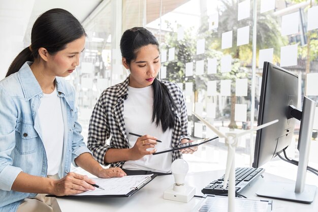 Asiatische Frauen arbeiten gemeinsam für eine Innovation