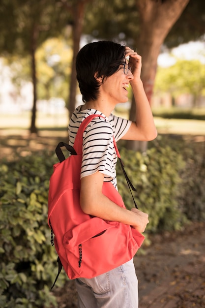 Kostenloses Foto asiatischer jugendlich mann mit dem rucksacklachen