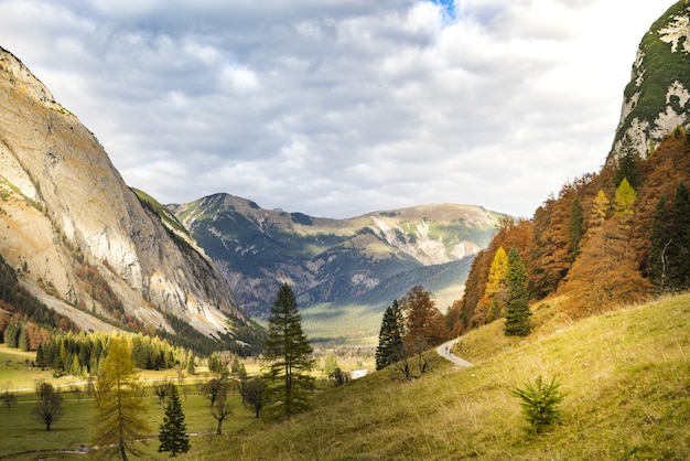 Kostenloses Foto atemberaubende aufnahme einer schönen berglandschaft in ahornboden, österreich