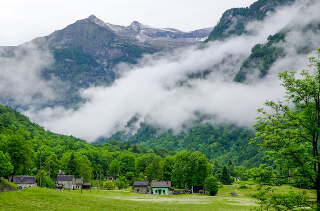 Kostenloses Foto atemberaubende landschaft mit herrlichem blick auf die landschaft