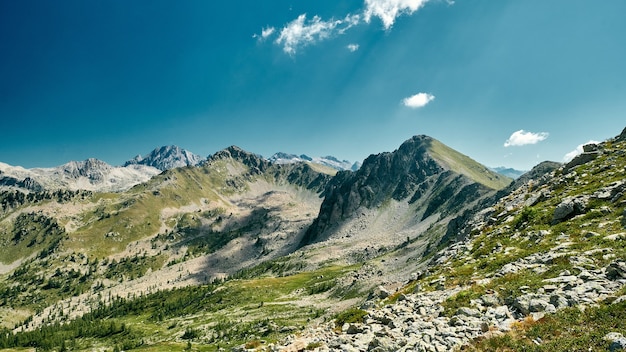 Atemberaubende Szene eines Bergrückens an der französischen Riviera