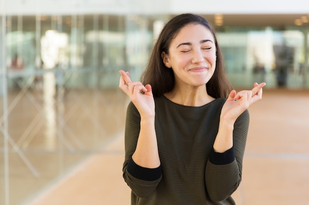 Kostenloses Foto aufgeregte positive schönheit, die daumen hält