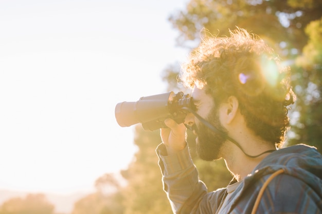 Kostenloses Foto bärtiger mann mit fernglas