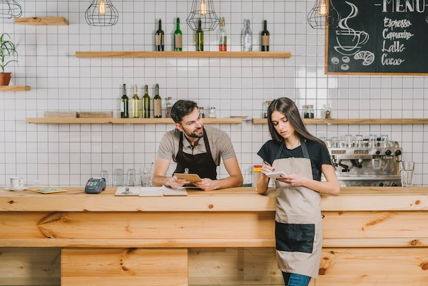 Kostenloses Foto barkeeper nahe zähler