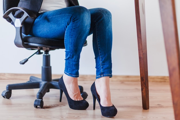 Kostenloses Foto beine der frau im büro