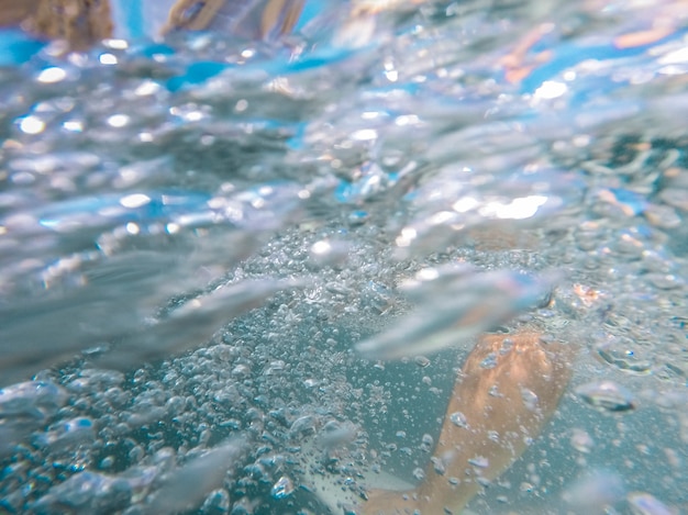 Kostenloses Foto beine der schwimmenden person unter wasser