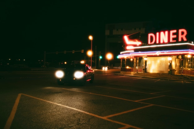 Beleuchteter Diner in der Stadt bei Nacht