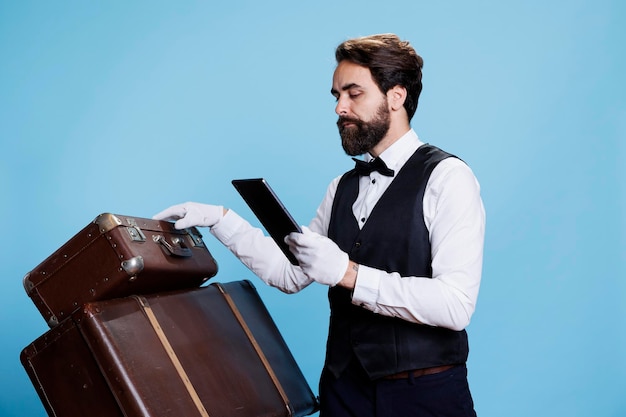 Kostenloses Foto bellboy mit einem modernen tablet