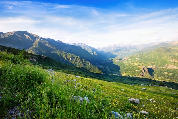 Kostenloses Foto berge landschaft von bergen passieren