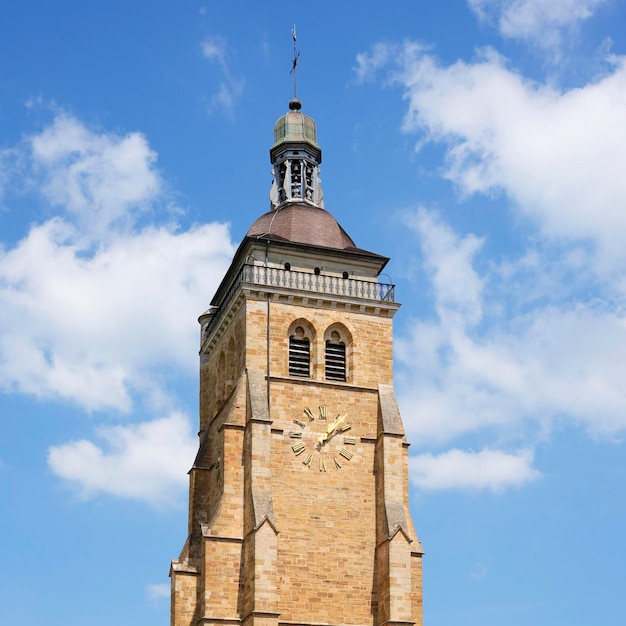 Kostenloses Foto berühmter glockenturm in arbois frankreich