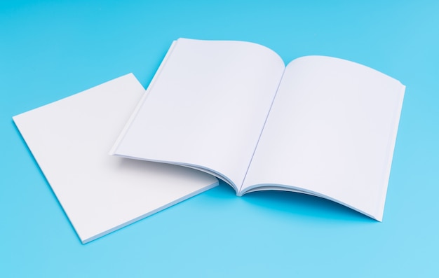 Blank Katalog, Zeitschriften, Buch mock up auf blauem Hintergrund. .