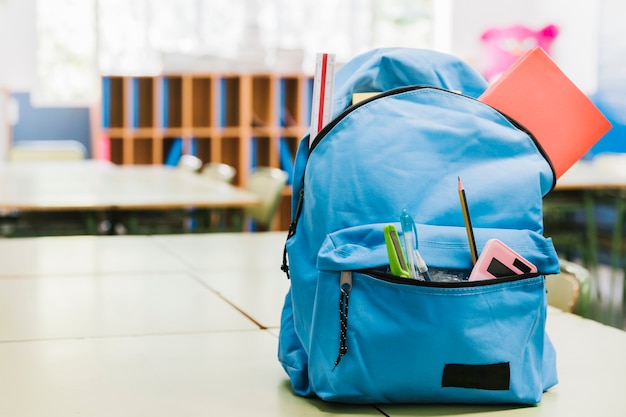 Kostenloses Foto blauer schulkinderrucksack auf tabelle