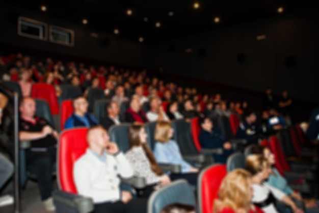 Kostenloses Foto blaues foto von publikumsvölkern im kino