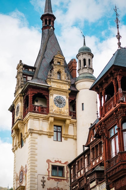 Kostenloses Foto blick auf das schloss peles in rumänien