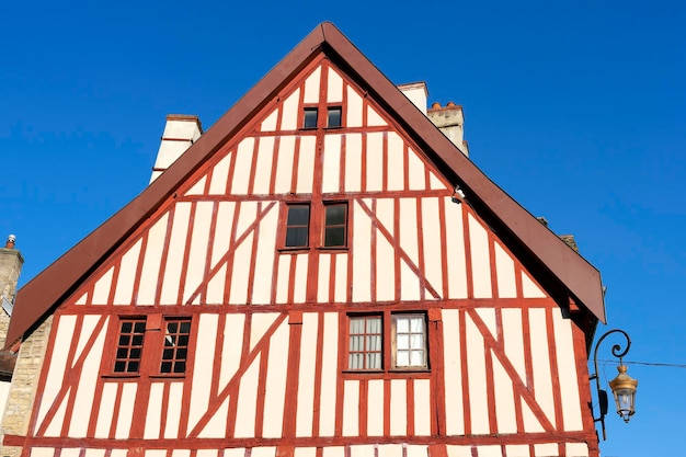 Kostenloses Foto blick auf die berühmte fassade des alten hauses in dijon frankreich