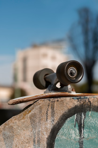 Kostenloses Foto blick auf skateboard mit rädern im freien