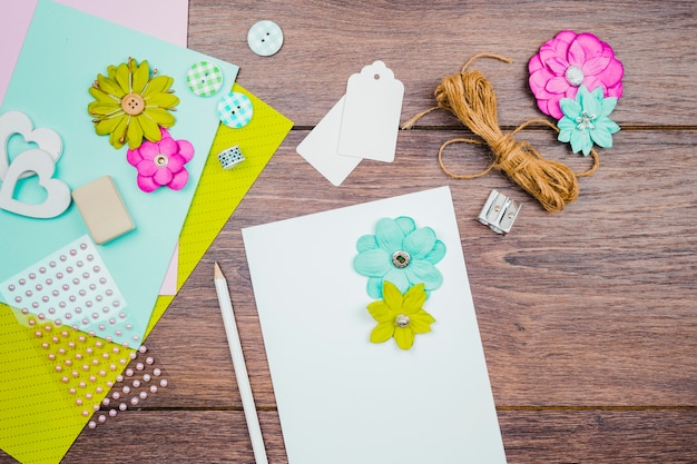 Kostenloses Foto blumen auf weißem papier mit bleistift; stichworte; blume und seil auf schreibtisch aus holz