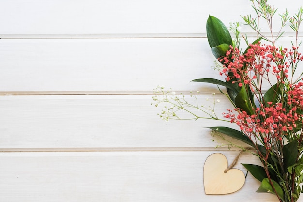 Kostenloses Foto botanischer hintergrund mit wildflowers auf rechtem