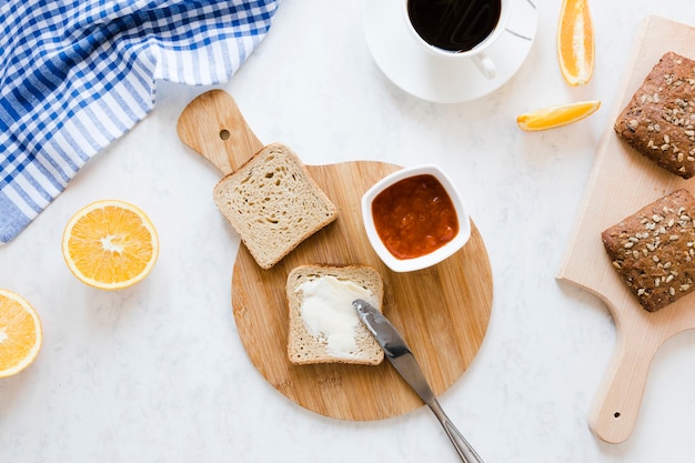 Kostenloses Foto brotscheibe mit butter und marmelade