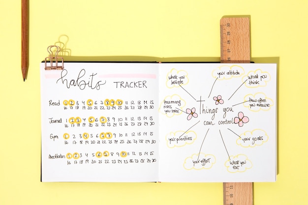 Kostenloses Foto bullet-journal und zubehör oben anzeigen