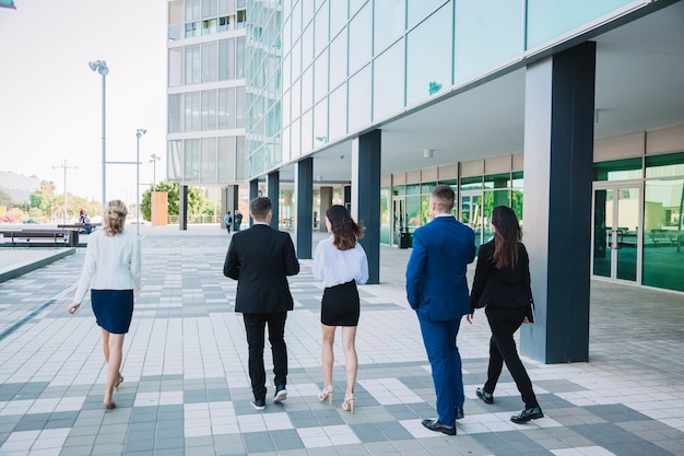 Kostenloses Foto business-team zu fuß in die straße