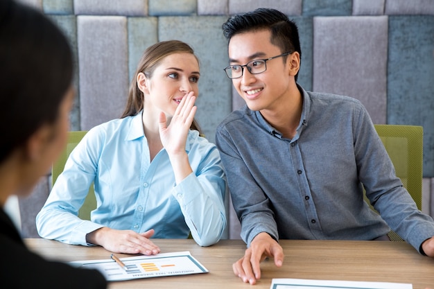 Kostenloses Foto business woman whispering geheimnis männlichen kollegen