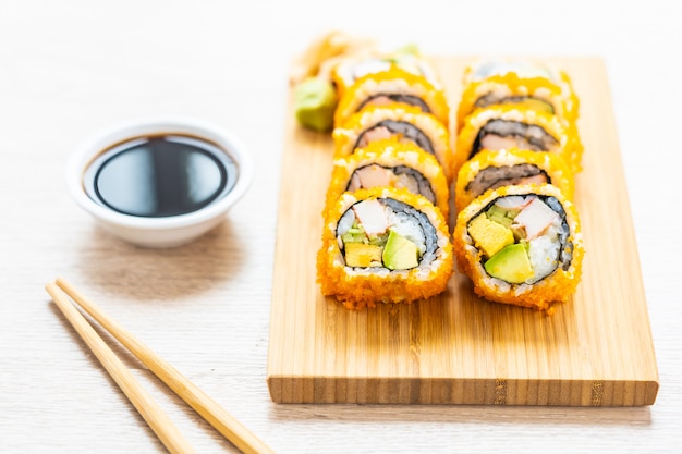 Kostenloses Foto california maki rollt sushi