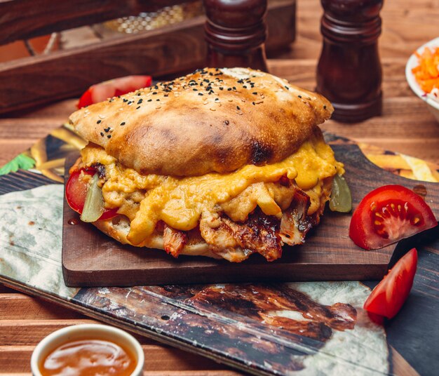 Cheeseburger mit Salat und Tomate