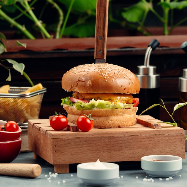 Cheeseburger mit Salat und Tomate