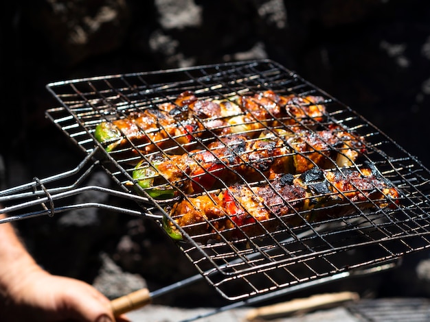 Kostenloses Foto chefbratgemüse auf grill