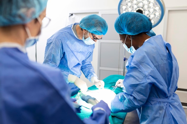 Kostenloses Foto chirurgenteam in uniform führt eine operation an einem patienten in einer klinik für herzchirurgie durch moderne medizin ein professionelles team von chirurgen gesundheit