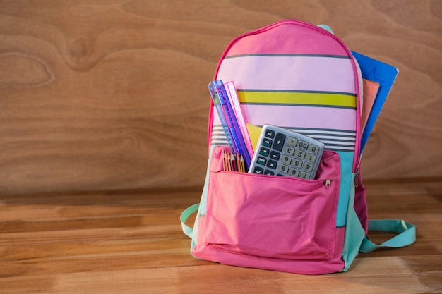 Kostenloses Foto close-up der schultasche mit bücher und schreibwaren