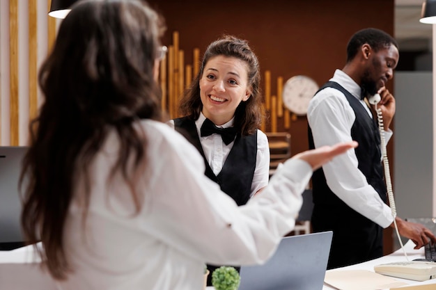 Kostenloses Foto concierge hilft beim check-in im hotel