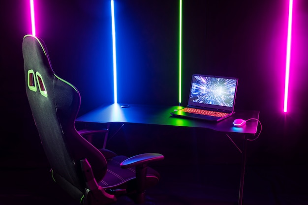 Kostenloses Foto cooles gaming-setup im stilleben