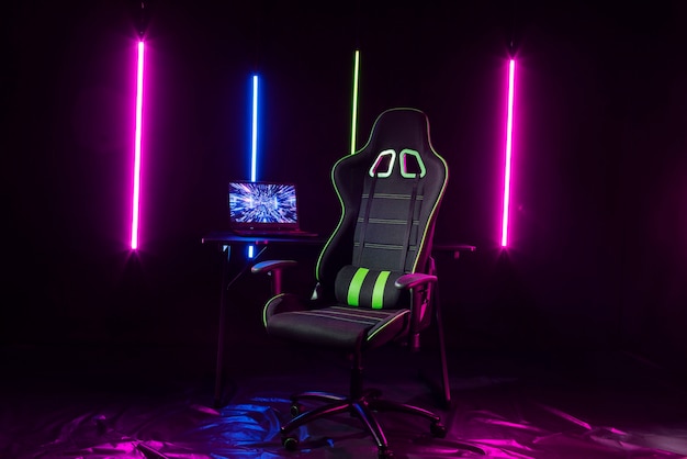 Kostenloses Foto cooles gaming-setup mit neonlicht-stillleben