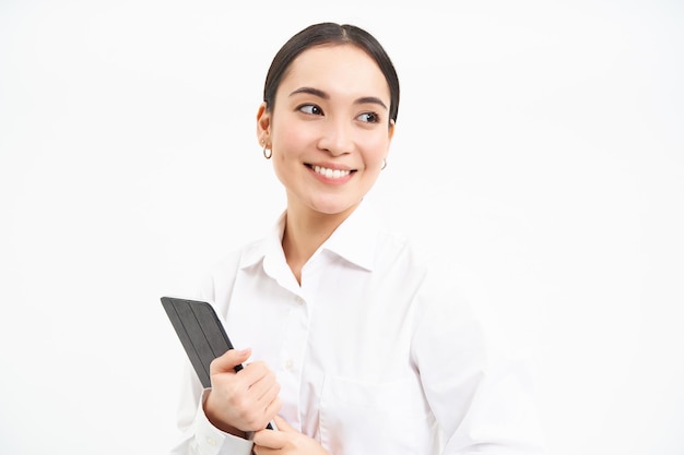 Kostenloses Foto corporate asian woman manager mit digitalem tablet, das an gadget-checking-charts-firmenstatistik arbeitet