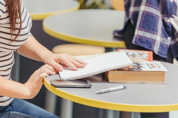 Kostenloses Foto crop studenten bei tisch