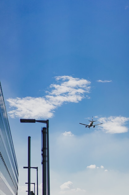 Kostenloses Foto das flugzeug fliegt in den blauen himmel